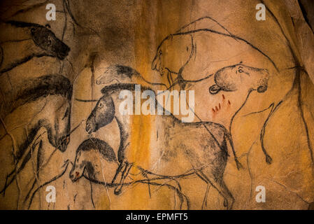 Réplique de peintures rupestres préhistoriques de la grotte Chauvet, Ardèche, France, montrant des chevaux sauvages disparues et lions grotte Banque D'Images
