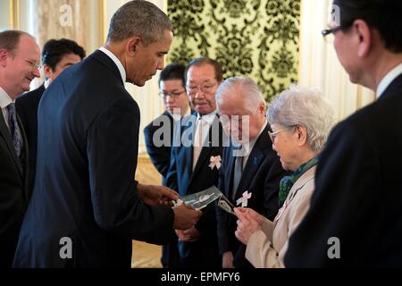 Le président américain Barack Obama et le Premier ministre japonais Shinzo Abe rencontrent la famille de Megumi Yokota, au Palais d'Akasaka, 24 avril 2104 à Tokyo, Japon. Megumi Yokota était un 13 ans étudiant japonais lorsqu'elle a été enlevé par un agent nord-coréen en 1977. Banque D'Images