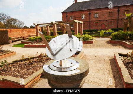 Metal cadran solaire dans les jardins à Rufford Abbey Country Park, Nottinghamshire, Angleterre, Royaume-Uni. Banque D'Images