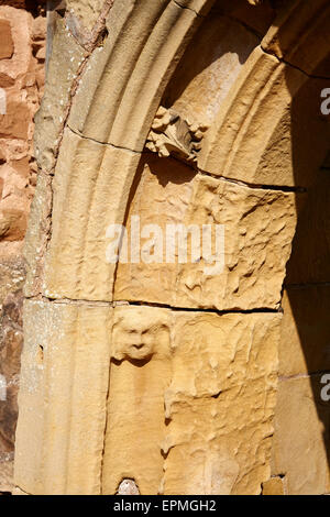 Arche de pierre avec gravures dans les ruines de l'abbaye à Rufford Abbey Country Park, Nottinghamshire, Angleterre, Royaume-Uni. Banque D'Images