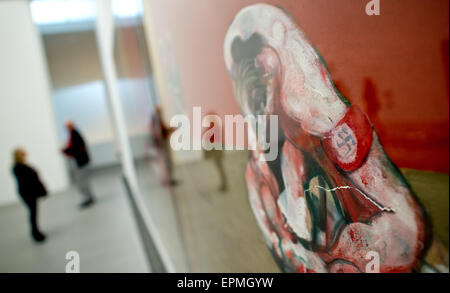 Munich, Allemagne. 19 mai, 2015. Le travail 'Kreuzigung' (Crucifixion) de l'artiste Francis Bacon (1909-1992) est à l'exposition 'Contre/Art. "L'art dégénéré' - Art Nazi' - La collecte après '45' au musée Pinakothek der Moderne à Munich, Allemagne, 19 mai 2015. L'exposition s'ouvre au public du 20 mai 2015 au 31 janvier 2016. Photo : Sven Hoppe/dpa/Alamy Live News Banque D'Images
