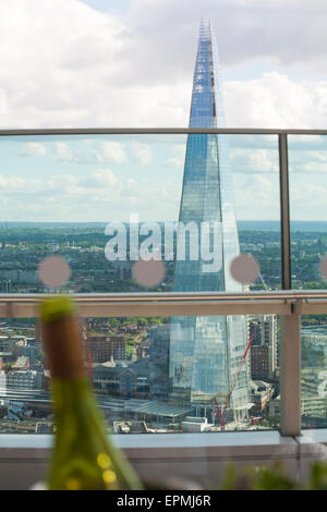 Vue sur le fragment du ciel jardin en haut de l'immeuble au talkie walkie 20 Fenchurch Street, London Banque D'Images