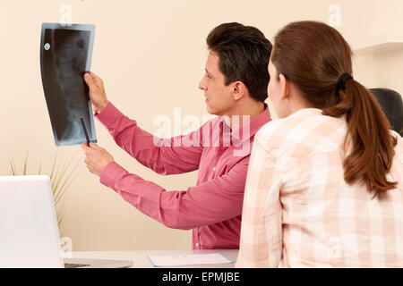 Chirurgien Orthopédique avec un patient en traitement. Banque D'Images