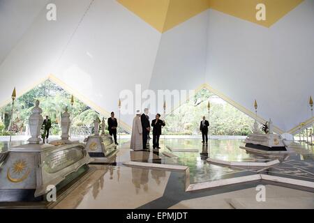 Le président des États-Unis, Barack Obama, accompagné par le Grand Imam Abdul Rashin Bid Md, visite le mausolée de guerrier au cours d'une visite de la Mosquée Nationale, le 27 avril 2104 à Kuala Lumpur, Malaisie. Banque D'Images