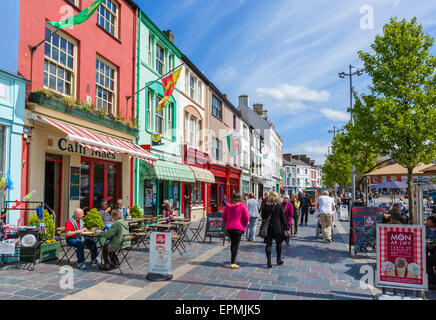 Commerces, bars et cafés sur place du Château, Caernarfon, Gwynedd, Pays de Galles, Royaume-Uni Banque D'Images