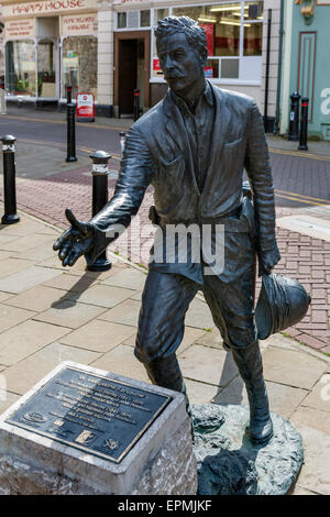 'Dr Livingstone I presume', Nick Elphick's 2010 statue de l'explorateur sir Henry Morton Stanley, High Street, Denbigh, Pays de Galles, Royaume-Uni Banque D'Images