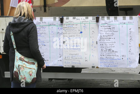 Hambourg, Allemagne. 19 mai, 2015. Une femme se tient en face d'affiches avec des listes de garderies restent fermées en raison de grèves de jeton à Hambourg, Allemagne, 19 mai 2015. Photo : Axel Heimken/dpa/Alamy Live News Banque D'Images