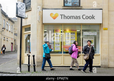 Bath, Royaume-Uni, 19 mai, 2015. Les piétons sont en photo en passant devant une boutique de Thomas Cook à Bath le jour avant que le groupe annonce des résultats de l'année c'est la moitié. Credit : lynchpics/Alamy Live News Banque D'Images