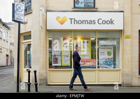 Bath, Royaume-Uni, 19 mai, 2015. Un piéton est représenté en passant devant une boutique de Thomas Cook à Bath le jour avant que le groupe annonce des résultats de l'année c'est la moitié. Credit : lynchpics/Alamy Live News Banque D'Images