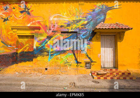 Street art (graffitis) sur une maison dans la région de Getsemani Cartagena, Colombie, Amérique du Sud Banque D'Images