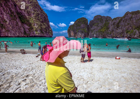 L'Asie. La Thaïlande. Koh Phi Phi Island. Les touristes sur un célèbre Maya Bay Beach. Banque D'Images