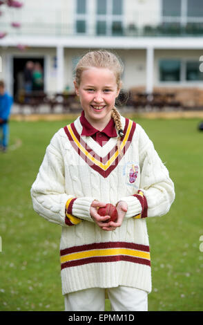 Une fille junior la préparation d'un match de cricket avec leur entraîneur dans le Wiltshire, Angleterre Banque D'Images