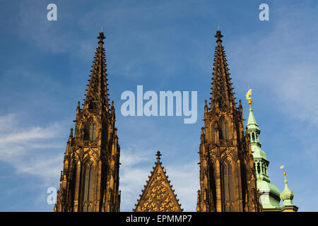 Deux tours sur le côté ouest de la cathédrale Saint-Guy - c'est le plus grand et le plus important temple de Prague. Banque D'Images