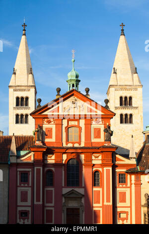 St.George's Basilica à Prague - c'est le plus ancien bâtiment de l'église dans le château de Prague Banque D'Images