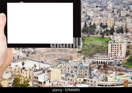 Travel Concept - photographie touristique ancien théâtre romain d'Amman, Jordanie ville sur tablet pc avec écran vide avec découpe plac Banque D'Images