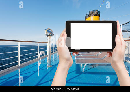 Travel Concept - photographie touristique de soleil chaises sur le pont supérieur d'un paquebot de croisière sur tablet pc avec écran découpe avec pla Banque D'Images