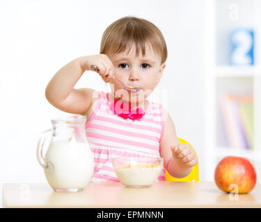 Kid girl eating healthy food in nursery Banque D'Images