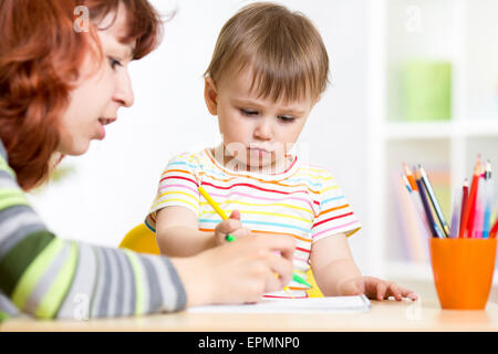 Mère et fille enfant dessin et peinture Banque D'Images