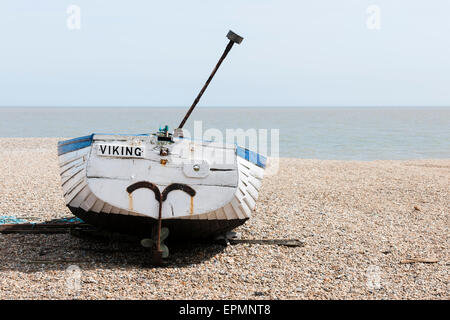 Bateau de pêche en bois traditionnel sur la plage d'Aldeburgh Banque D'Images