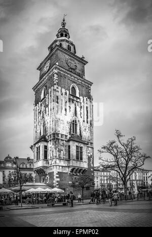 Cracovie, Pologne - 01 MAI 2015 : photo en noir et blanc de l'ancien hôtel de ville sur la place principale de Cracovie Cracovie, Pologne ( ) Banque D'Images