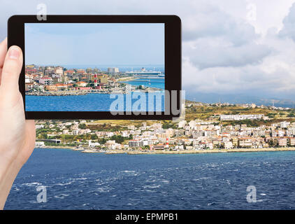 Travel Concept - accrochage touristique photo de ville Reggio di Calabria du détroit de Messine, Calabre, Italie on tablet pc Banque D'Images
