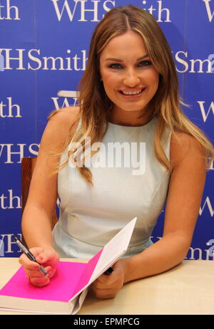 La télé-réalité star, Sam Faiers signe ses mémoires, 'Secrets' et se trouve au centre commercial de Meadowhall, Sheffield, Royaume-Uni - 2015 Banque D'Images