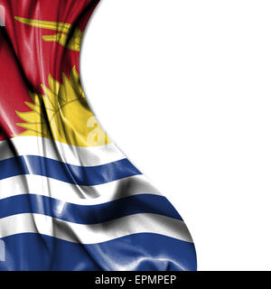 Brandissant le drapeau Kiribati soyeux isolé sur fond blanc Banque D'Images