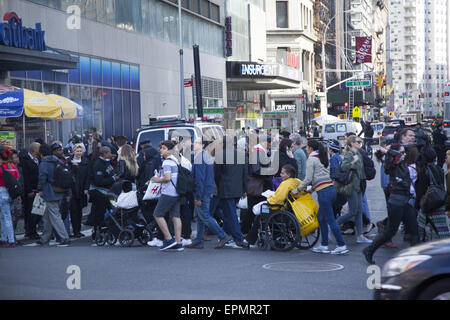 Les passages pour piétons sont toujours bloquée avec les piétons le long de la 14ème Rue et Broadway par Union Square à New York. Banque D'Images