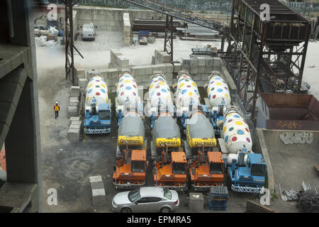 Les camions de ciment garés à l'usine de ciment dans la zone industrielle de Gowanus Brooklyn, New York. Banque D'Images