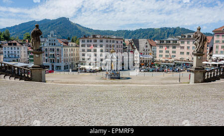 Vue panoramique sur la vieille ville buildins vu de l'entrée de l'abbaye d'Einsideln Dame fontaine au centre de vue Banque D'Images