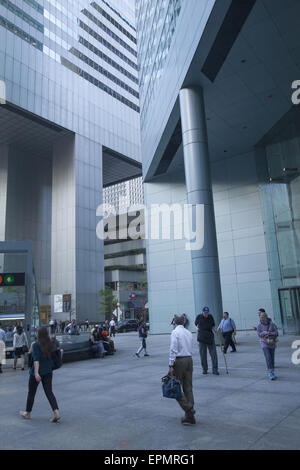 Après le travail sur Lexington Avenue. L'extérieur de la Citicorp Building près de l'entrée du métro. Banque D'Images