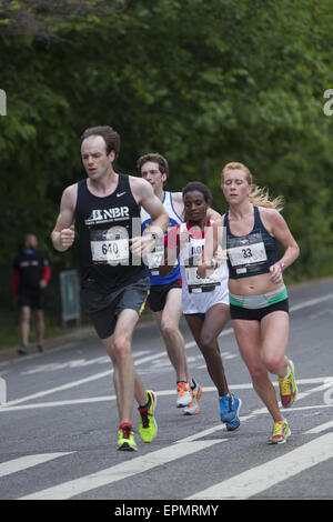 Plus de 25 000 coureurs ont participé à la Brooklyn 2015 ½ Marathon. Glissières de venir à la mi-course dans le parc Prospect. Banque D'Images