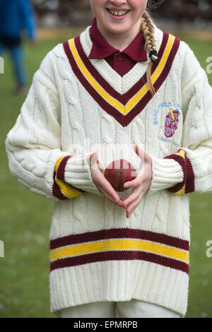 Une fille junior la préparation d'un match de cricket avec leur entraîneur dans le Wiltshire, Angleterre Banque D'Images