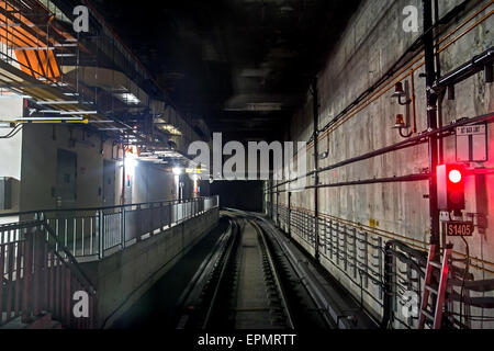 Tunnel vide à la station de métro Banque D'Images