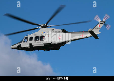 AgustaWestland AW139 (Leonardo) patrouille maritime / hélicoptère de recherche et sauvetage des Forces Armées de Malte volant dans le ciel avec les roues jusqu' Banque D'Images