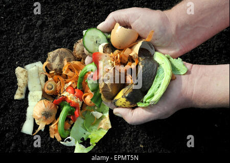 Nourriture cuisine as été prêt pour le recyclage en compost fini soit en utilisant un tas ou bac à vers. Banque D'Images