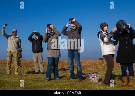 Les gens qui regardent les specacular éclipse solaire partielle, le 20 mars, 2015, sur la lande, la péninsule de Gower, Pays de Galles, Royaume-Uni Banque D'Images