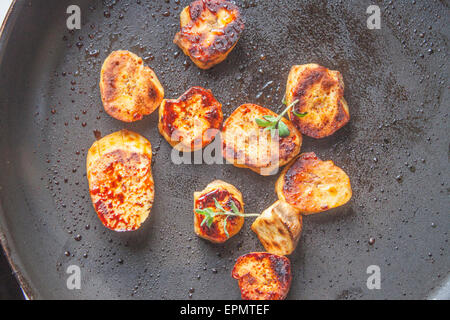 Tranches de plantain frit, sur une poêle Banque D'Images