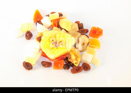 Cocos secs, papaye, raisins, ananas et bananes. Isolé sur fond blanc Banque D'Images