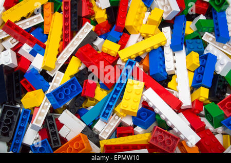 Un mélange de blocs de construction en plastique de différentes couleurs Banque D'Images
