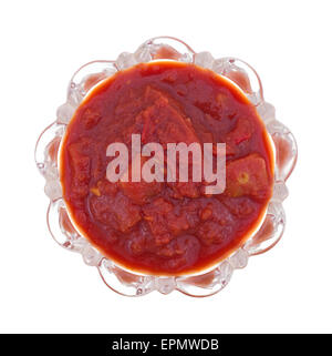 Vue de dessus d'un bol de tomates et piments jalapeño concassé isolé sur un fond blanc. Banque D'Images