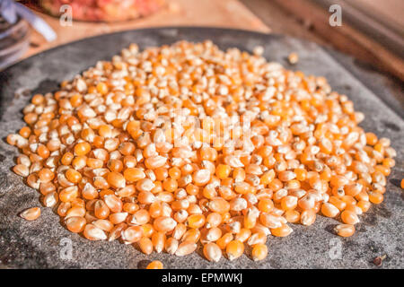 Popcorn brutes sur une pierre ronde plate Banque D'Images