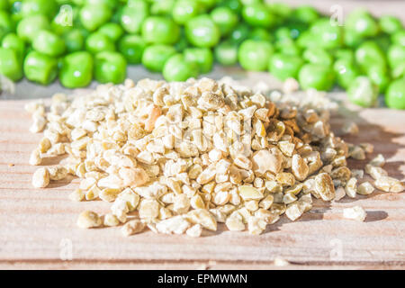 Un tas de grains de pois secs, en face de pois frais Banque D'Images
