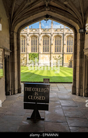 Vue à l'avant de l'All Souls College Quadrangle sur High Street, dans la ville universitaire de Oxford, Oxfordshire, England, UK. Banque D'Images