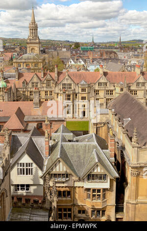 Vue aérienne sur Lincoln College Library Tower et Brasenose College à partir de la tour de l'église de St Mary the Virgin, Oxford, Angleterre. Banque D'Images