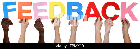 Multi Ethnic groupe de personnes détenant le mot isolé de rétroaction Banque D'Images