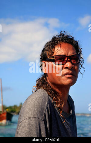 Pereybere, Île Maurice - le 21 janvier 2012 : adultes inconnus créole pêcheur posant devant leur bateau sur l'île Maurice. Banque D'Images