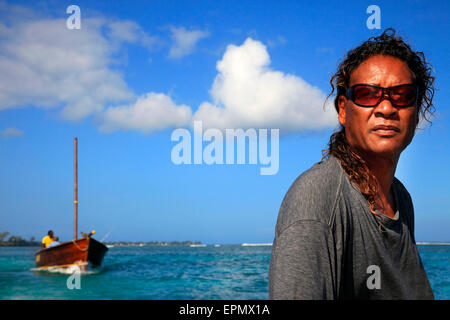 Pereybere, Île Maurice - le 21 janvier 2012 : adultes inconnus créole pêcheur posant devant leur bateau sur l'île Maurice. Banque D'Images