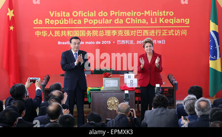 Brasilia, Brésil. 19 mai, 2015. Le Premier ministre chinois Li Keqiang (L) et la présidente du Brésil, Dilma Rousseff assister à une vidéo de l'ultra-haute tension de transmission d'électricité dans le projet de barrage hydroélectrique de Belo Monte, à Brasilia, capitale du Brésil, le 19 mai 2015. En février 2014, China's State Grid a remporté le contrat de construction des lignes de transport d'électricité à l'énorme barrage de Belo Monte sur le fleuve Xingu dans l'état de Para, au nord du Brésil. © Pang Xinglei/Xinhua/Alamy Live News Banque D'Images