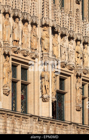 Détail de statues du 15ème siècle des nobles et de la noblesse à l'hôtel de ville gothique à Bruxelles, Belgique Banque D'Images